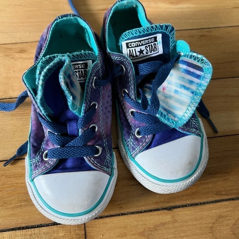 Converse purple‎ and blue youth tennis shoes